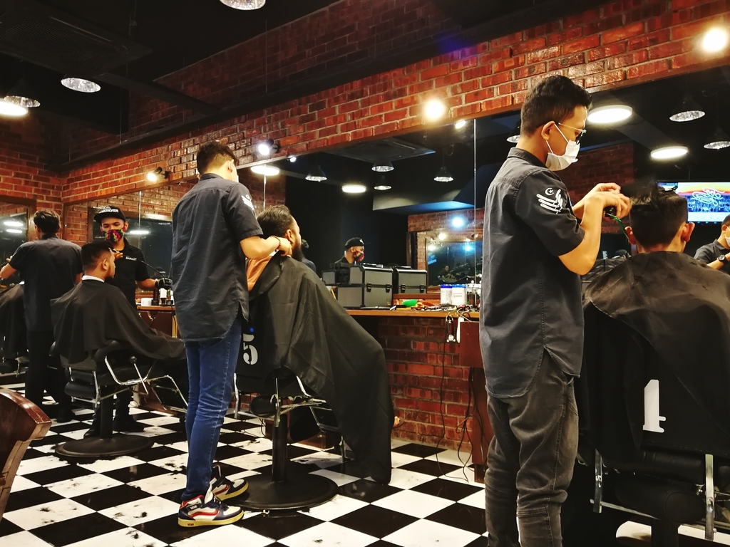 Read more about the article Time Is Money: How Barbershop Owners Can Boost Efficiency with Technology